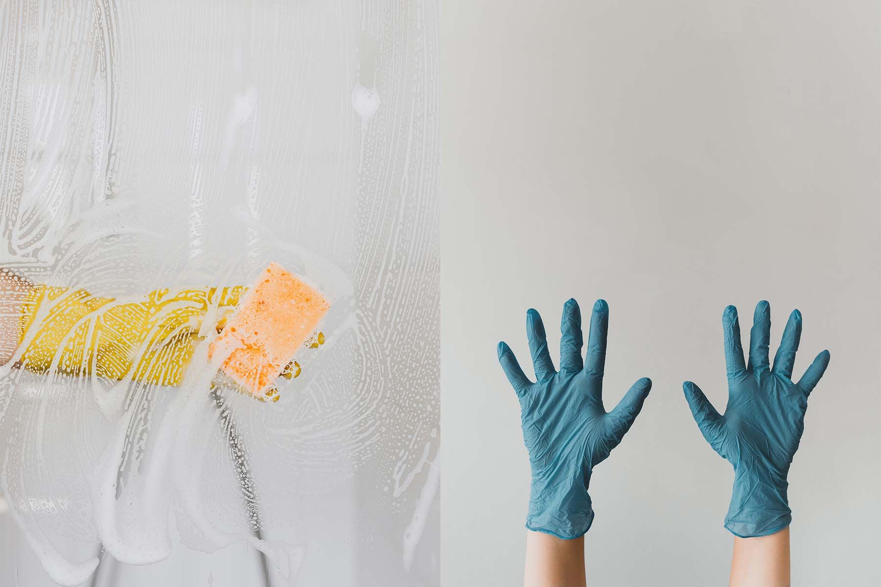 Duschwand wird mit Schwamm gereinigt von Händen mit Handschuhen